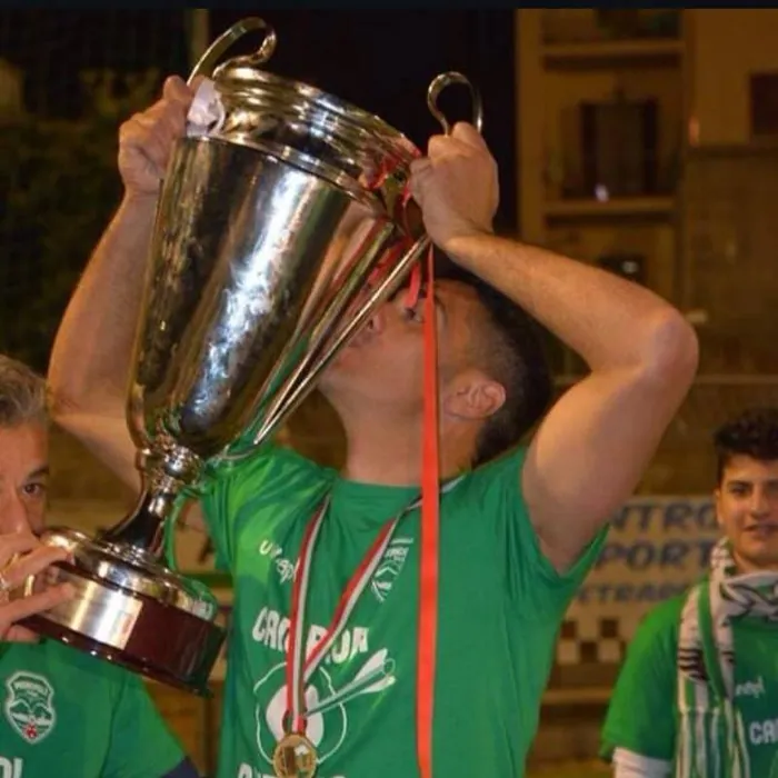 Pasquale Esposito alza la coppa dopo una vittoria
