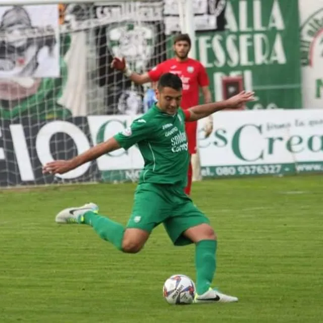 Pasquale Esposito calcia in porta durante una partita